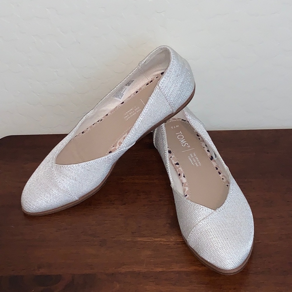 TOMS BRAND NEW SIZE 7.5 SLIP ON FLATS